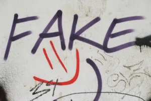 Grafiti con la palabra FAKE tachada, simbolizando una marca sin postureo y comunicación auténtica